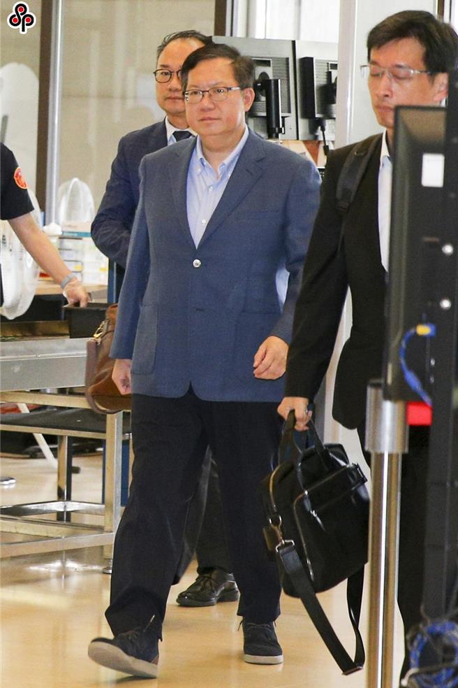 前桃園市長鄭文燦（中）遭桃園地檢署依貪汙治罪條例聲押禁見，鄭文燦到桃院接受訊問。（本報資料照片，陳麒全攝）
