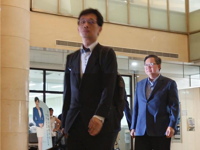 前桃园市长郑文灿涉嫌在2017年收贿500万元，桃园地方法院3度开羁押庭，11日裁定羁押禁见，关键在于郑文灿与秘书Line对话中，提到侦办内容、拟答。据了解，郑文灿5日约谈时就自愿交出手机，反被检调掌握到关键证据。（本报资料照片）