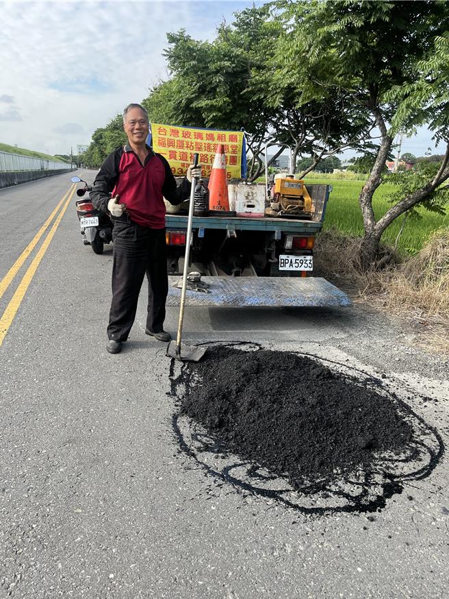 吳勝輝做生意的小貨車上，不僅有生意上的油料，還有冷料瀝青，只要路見不平，就停下車來，有洞就補，補路的足跡隨著他做生意幾乎遍布全台。（吳勝輝提供／葉靜美彰化傳真）