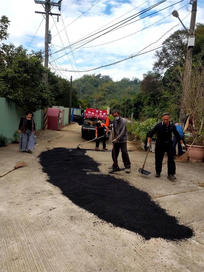 吳勝輝全台跑透透，見路上有洞就補，遇到較大的工程，會找來志同道合的朋友一起共襄盛舉。（吳勝輝提供／葉靜美彰化傳真）