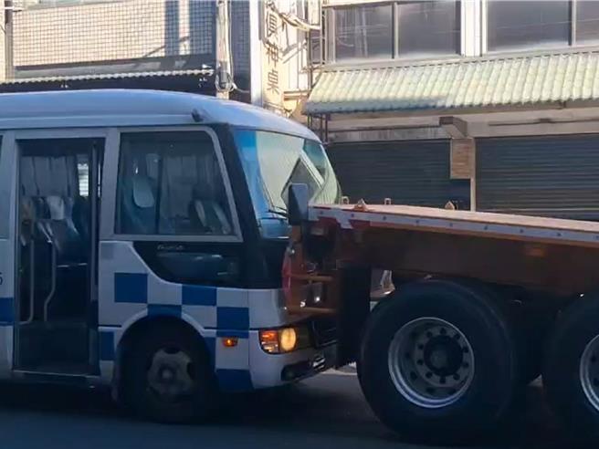彰化市彰鹿路10日發生1起離奇車禍，1輛拖板車疑因插鞘未固定好，車頭與板車脫離，導致板車與後方1輛搭載14名基督教友的中型巴士發生碰撞。（民眾提供／孫英哲彰化傳真）