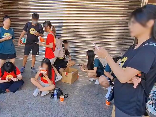 中型巴士14名教友在路邊讀聖經，安撫情緒。（民眾提供／孫英哲彰化傳真）