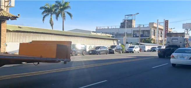 彰化市彰鹿路10日發生1起離奇車禍，1輛拖板車疑因插鞘未固定好，車頭與板車脫離，導致後方車輛發生碰撞。（民眾提供／孫英哲彰化傳真）