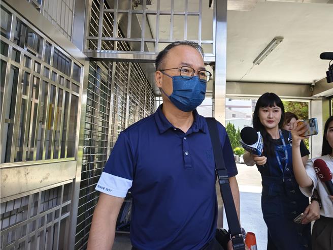 鄭文燦送往桃園看守所。12日早上律師陳永來也到看守所辦理律見，外界關心鄭文燦在看守所狀況，陳僅說，「都很好，謝謝！」。（賴佑維攝）