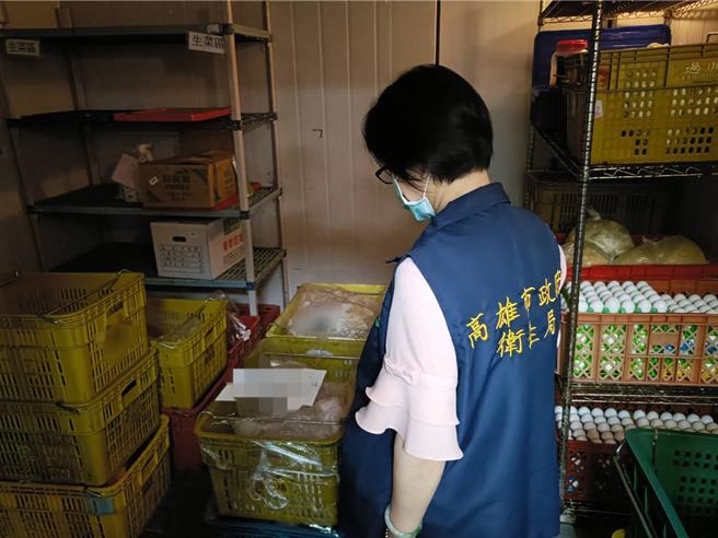 高雄仁武區的柏昇冷凍公司涉嫌將過期肉品改標後與未過期肉品混裝出售，9日被橋頭地檢署指揮衛生局、高雄市調處、高雄市刑大等單位搜索，當場在貨車上、冷凍倉庫查獲過期肉品11.4公噸。（高市衛生局提供／楊舒婷高雄傳真）