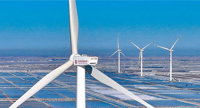 美国智库最新报告指出，大陆在建的风电光电等装机规模居于领先，占有全球总量近2／3，更有专家认为大陆去年或已实现「碳达峰」。（新华社）