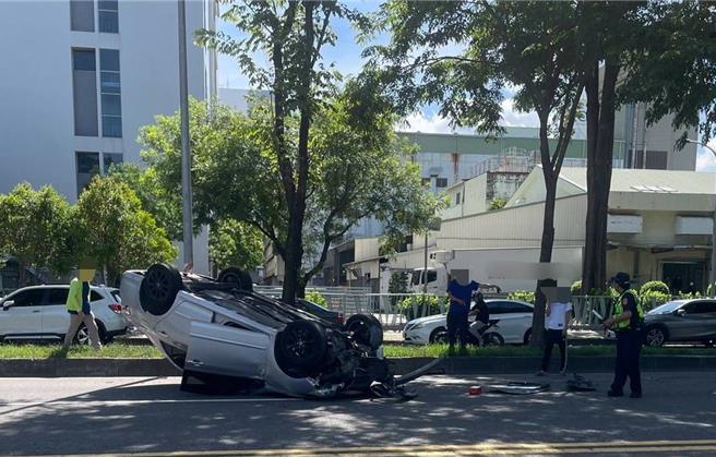 21歲劉姓男子獨自駕駛自小客車沿外環西路南往北行駛時，疑為閃避前車，不慎撞擊分隔島後導致車輛翻覆，所幸人僅輕傷自行脫困。（警方提供／林雅惠高雄傳真）