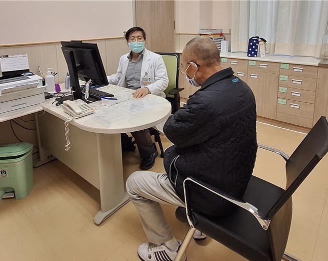 台南市立安南医院精神科医师王文隆提醒，遇到压力无法纾解得情形时，别忘了可以求助精神医学科。（台南市立安南医院提供／程炳璋台南传真）