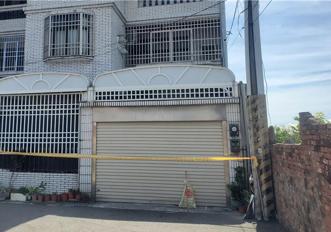 虎尾鎮廉使里一戶普通家庭今（12日）凌晨２點多發生一名25歲家中排行老么的兒子半夜持水果刀刺死母親、砍傷父親的人倫悲劇，屋外拉起封鎖線。（周麗蘭攝）