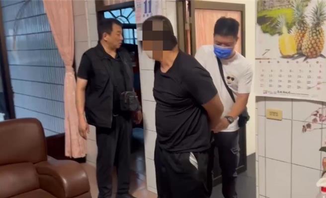 警方攻堅逮捕搶銀樓金飾的紀姓男子。（板橋警分局提供）