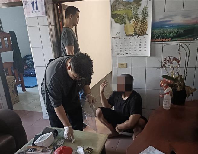 搶銀樓金飾的紀姓男子犯案後躲藏於南投國姓山區。（板橋警分局提供）