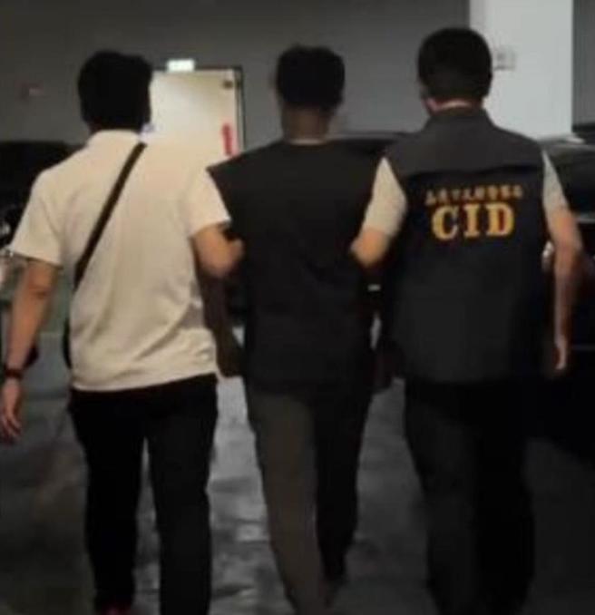 嘉义市警方带回涉及包庇赌博的罗姓员警。（嘉义地检署提供／廖素慧嘉市传真）