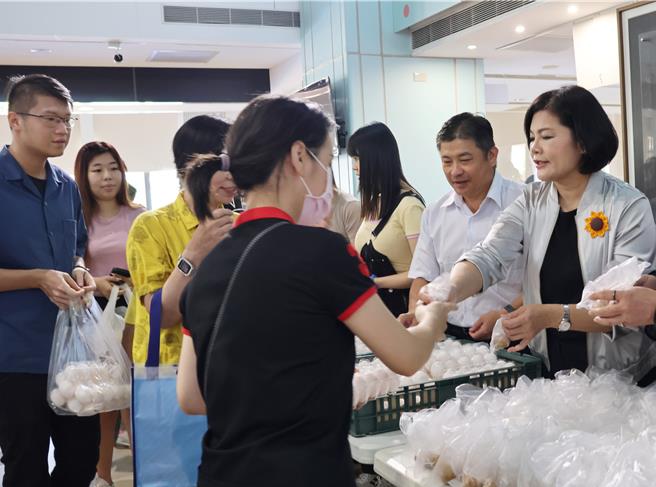 雲林縣長張麗善（右一）今上午親自促銷雞蛋，300盒雞蛋半小時內被一掃而光。（周麗蘭攝）