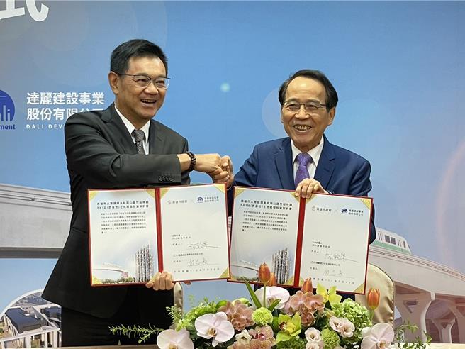 高雄联开RK1西基地案12日由高雄市副市长林钦荣与达丽建设董事长谢志长签约，宣告北高雄首宗捷运联合开发案正式启动。（洪浩轩摄）