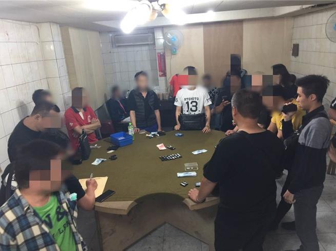 高雄24歲王姓男子看上天九牌賭場龐大利潤，鎖定蔡姓男子經營的賭場，夥同林姓友人等人喬裝賭客入場，關鍵時偷偷釋出一張天牌（天九牌一副只有2張天牌），怒斥該賭場詐賭還翻桌。王男等人亮出手槍和開山刀，強逼蔡男拿出280萬元和解。蔡男事後報警，警方循線逮捕王男等3人，高雄地檢署偵結後，依強盜罪起訴相關人。（示意圖，本報資料照片）