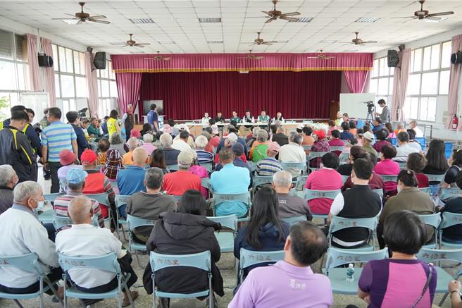 立委郭国文于3月21日在善化区召开宝椿电力筹设天然气发电厂公听会，当地居民态度强硬反对设厂。（本报资料照片）