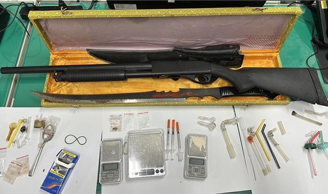 警方查獲霰彈槍、開山刀及各式毒品等贓證物。(翻攝照片／廖姮玥台北傳真)