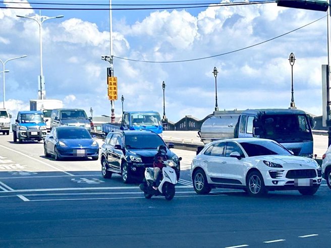 台中市大里區環中東路與新仁路口（內新橋北端）7月啟動科技執法取締違規，台中市議員李天生12日說，民眾陳情左轉車道短，每當車流壅塞後方車輛只好「跨越雙白線」開到直行車道，擔心被科技執法開罰。（市議員李天生提供／潘虹恩台中傳真）