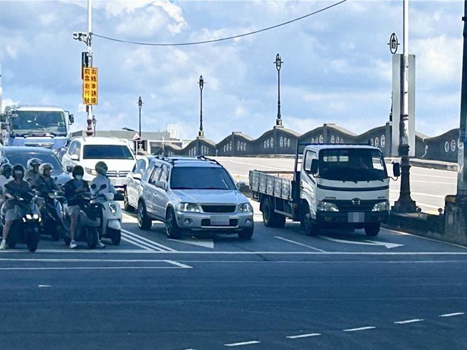 台中市大里區環中東路與新仁路口（內新橋北端）7月啟動科技執法取締違規，台中市議員李天生12日說，民種陳情內新橋2個直行車道車輛匯入1車道的新仁路時，大家常爭先恐後搶道，恐造成越線受罰。（市議員李天生提供／潘虹恩台中傳真）