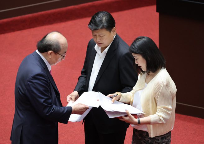 立法院12日院会，国民党团总召傅昆萁（中）与民进党团总召柯建铭（左）在议场穿梭讨论议程及法案内容。（姚志平摄）