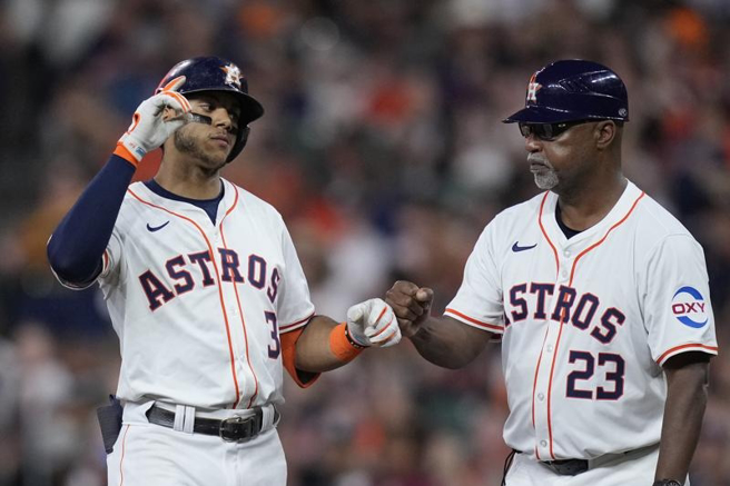 太空人Jeremy Pena(左)安打上一垒。（美联社）