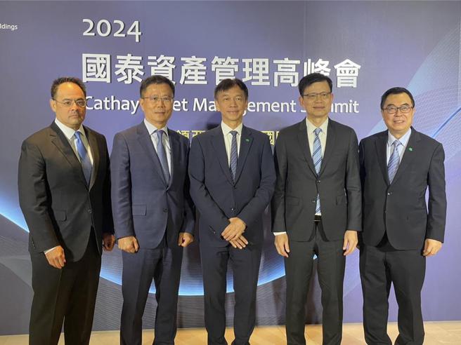 國泰金控資深副總經理孫至德、國泰人壽總經理劉上旗、國泰投信董事長張錫、國泰世華銀總經理李偉正、國泰投信總經理張雍川（左至右）。圖／魏喬怡
