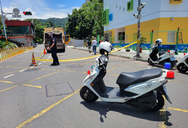 54岁谢姓骑士当场已失去生命迹象，送医抢救后仍不治。图为现场画面。（刘咏韵翻摄）