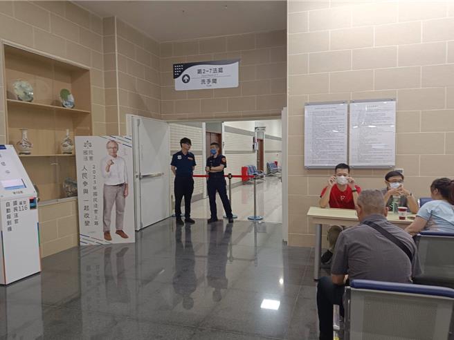 21名涉抽单案件的新竹市警察12日下午开羁押庭，法院现场拉起红龙，连走道也无法靠近。（邱立雅摄）
