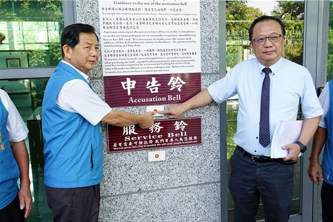 礁溪協天廟主委吳宏昱（左）在律師王清白（右）陪同下，狀告對外仍稱主委的簡蒼明偽造文書。（李忠一攝）