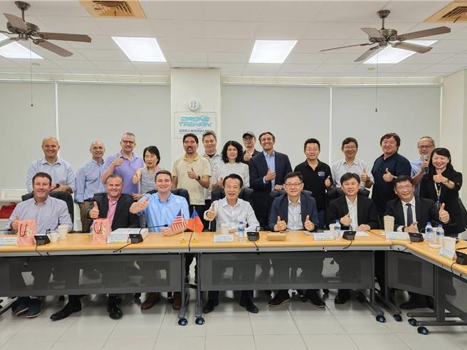美國5州參眾議員參訪團今天參訪亞創中心，嘉義縣長翁章梁期許台美深化交流合作。（廖素慧攝）