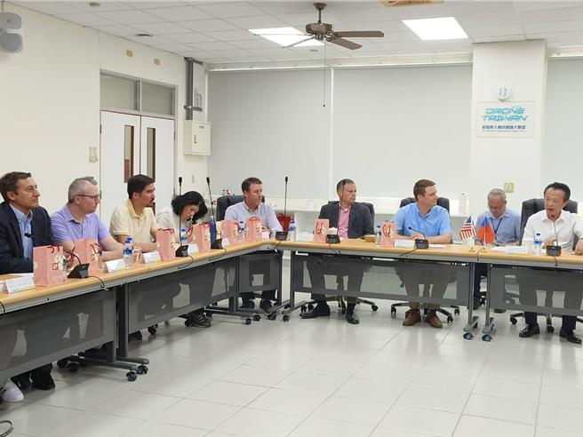美國5州參眾議員參訪團今天參訪亞創中心，嘉義縣長翁章梁率無人機業者座談。（廖素慧攝）