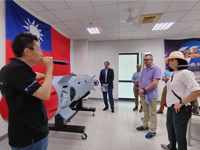 美國5州參眾議員參訪團今天參訪亞創中心，參觀台灣廠商生產的無人機。（廖素慧攝）