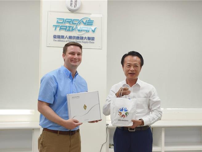 嘉義縣長翁章梁與美國州議會參訪團代表互贈禮物，互動熱絡。（廖素慧攝）