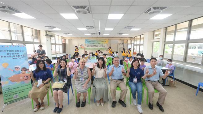 中鋼公共事務處處長孫宏魁（前排右三）、中碳處長王志堅（前排右一）、中山國中校長尹昱文（前排右四）、文藻外語大學教授廖俊芳（前排右二）與參加活動學生合影。圖／中鋼提供