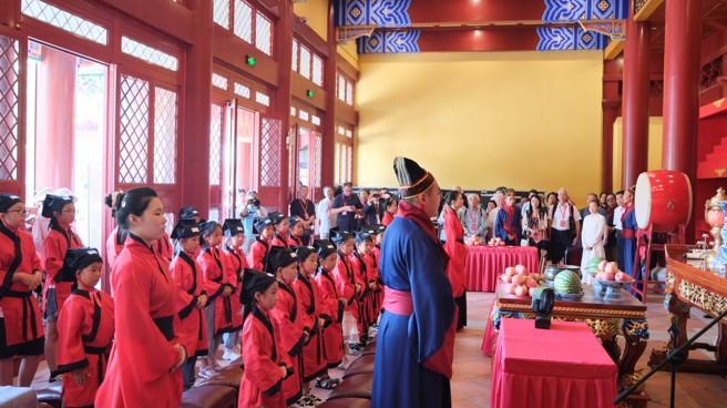 天津妈祖天后宫每年举办的传统「开笔礼」仪式，祈求妈租赐福开智慧。（图/金津提供）