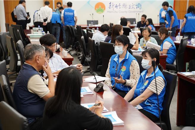 交通部12日率30名專家學者到新竹縣視察「2023年度院頒道路交通秩序與交通安全改進方案執行成果」。（新竹縣府提供／邱立雅竹縣傳真）