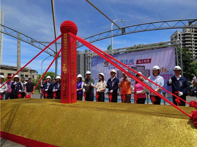高雄市府因應楠梓地區發展，將新建的援中派出所整合公托、戶政、日照、社區活動中心等，今天舉行動土典禮，讓出席典禮的高雄市長讚是五星級派出所。（任義宇攝）