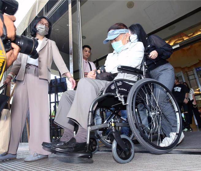 桃园地方法院12日重开羁押庭，被告杨男仍维持原1000万元交保裁定，随后在家人陪同下坐着轮椅离开法院。（范扬光摄）