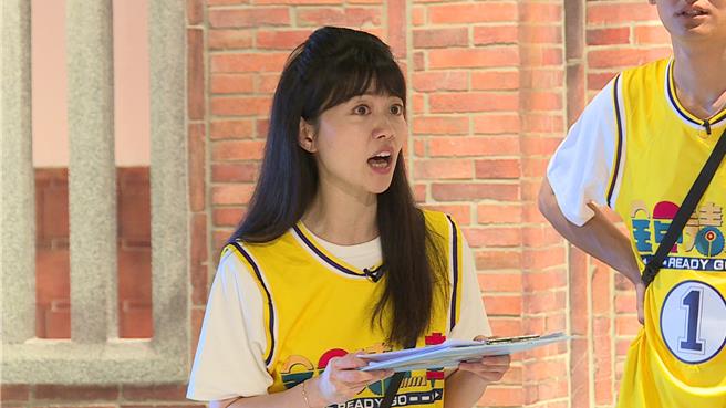 高嘉瑜登上《全員請上車》玩遊戲。（台視提供）