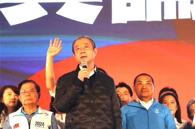 屏东县议长周典论150万交保 ，家人待领释票接他回家。（谢佳潾摄）