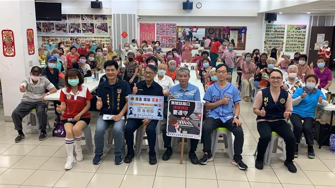 芦竹分局南崁派出所及南竹派出所日前分别在南崁市民活动中心及国家学院社区举办社区治安会议。（芦竹警分局提供）