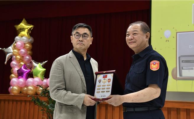 新北市警局12日舉行歡送會，局長廖訓誠（右起）、副局長劉崇智。（新北市警察局提供）