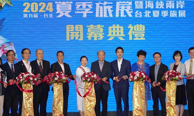 海基会副董事长罗文嘉（右三）12日上午参与台北夏季旅展开幕活动，并于会前接受媒体访问。（台北市政府提供／丁上程台北传真）