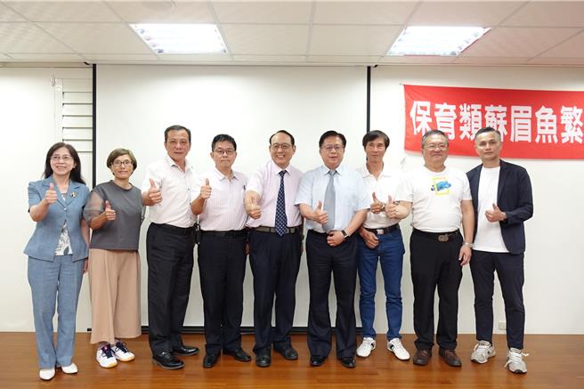 龙佃海洋生物科技公司与屏科大共同研究濒危苏眉鱼復育与繁殖，12日宣布繁殖成功，龙佃海洋生物科技公司董事长戴昆财（右三）、农业部次长黄昭钦（右四）、中华民国自然生态保育协会理事长郑明修（右二）、屏科大水产养殖系教授曾美珍（左二）等人出席。（罗琦文摄）