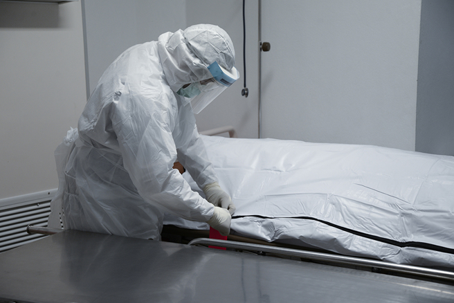 殡仪馆人员打开尸袋后，惊觉妇人还有呼吸心跳，紧急将其送往医院。(图:shutterstock/达志)