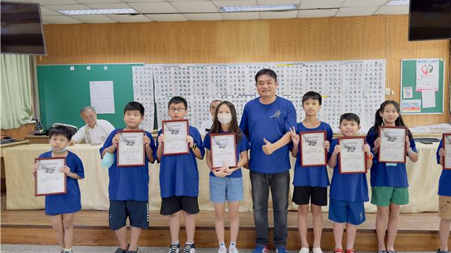 新北市議員蔡健棠頒發完訓證明給參加的學童。（呂健豪攝）