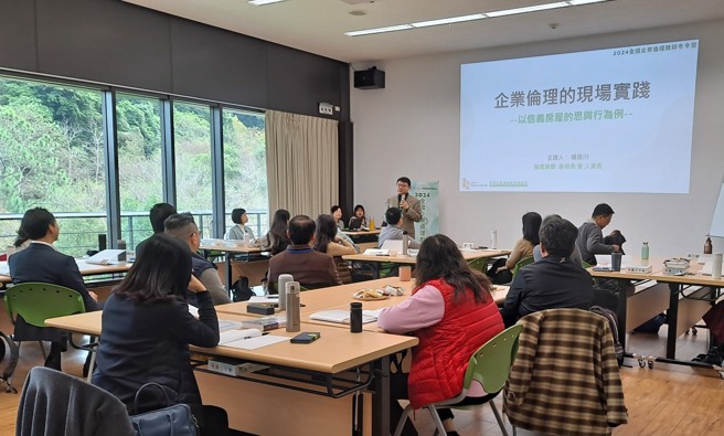 信义文化基金会与中华企业伦理教育协进会携手办理「全国企业伦理教师夏令营」，将生成式AI、学思达、角色扮演、互动式教学、伦理桌游等融入营队中。(图/信义房屋提供)