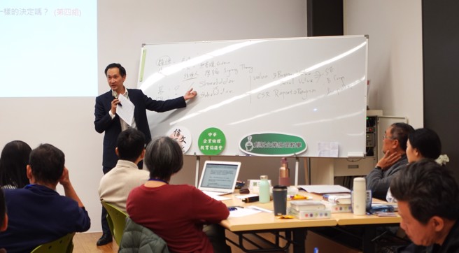 信义文化基金会与中华企业伦理教育协进会携手办理的「全国企业伦理教师夏令营」，将以「伦理与永续」为营队主题，并将生成式AI、学思达、角色扮演、互动式教学、伦理桌游等融入营队中。(图/信义房屋提供)