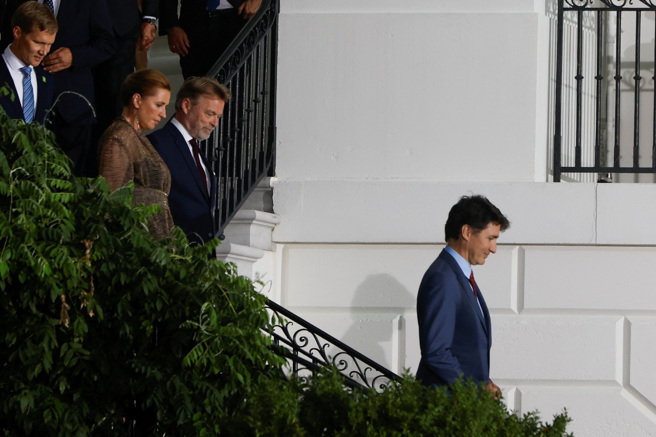 2024年7月10日，美国华盛顿举行的北约 75 周年峰会期间，加拿大总理杜鲁道和丹麦总理佛瑞德里克森抵达白宫参加北约盟国和合作伙伴晚宴前的仪式。（路透社）