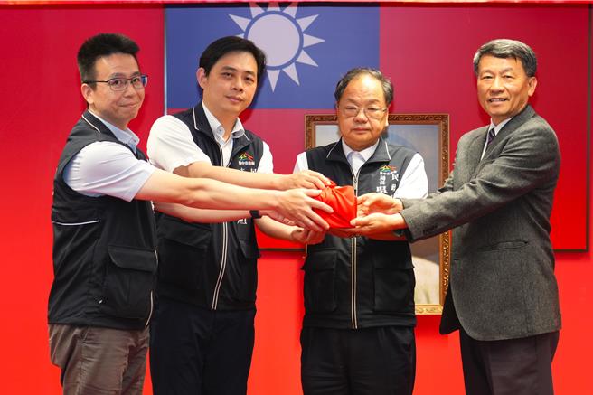 台中市北屯區長白峨嵋（右一）12日傳出涉酒駕，被依公共危險罪移送台中地檢署偵辦，台中市民政局長吳世瑋（右二）說，市府獲報後將白從主管職調任運動局專委，將開考績會進行考評，視情節可記過2次，絕不護短。（中市府提供／潘虹恩台中傳真）